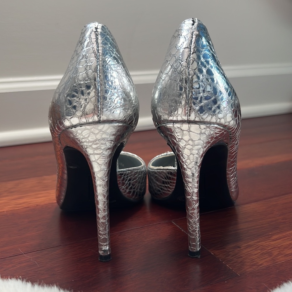 Vince Camuto Silver Faiva Pumps Size 6 EUC - Picture 2 of 10
